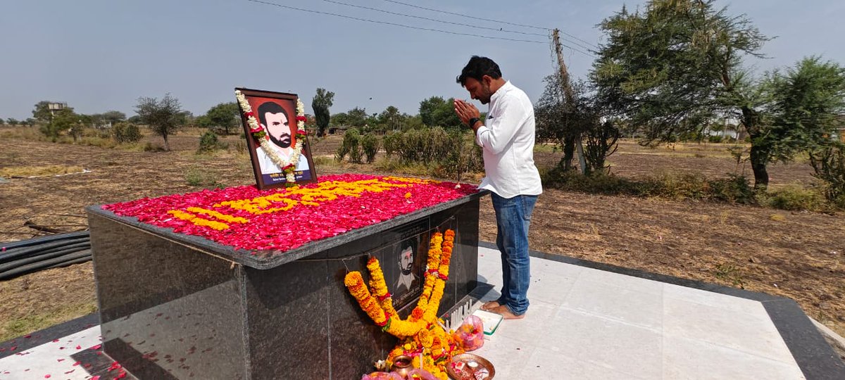 AshishDRahate's tweet photo. स्व. धर्मवीर दिलीपराव रहाटे यांच्या 34व्या पुण्यतिथी निमित्त दि.16 मार्च 2024 वार शनिवार ला  अभिवादनाचा कार्यक्रम स्व.धर्मवीर दिलीपराव रहाटे समाधीस्थळ शेंदला येथे झाला  यावेळी मेहकर लोणार येथील सर्व शिवसेना पदाधिकारी, निष्ठावंत शिवसैनिक, गावकरी मंडळी मोठ्या संख्येने उपस्थित होते. https://t.co/3gK4mlx5nC