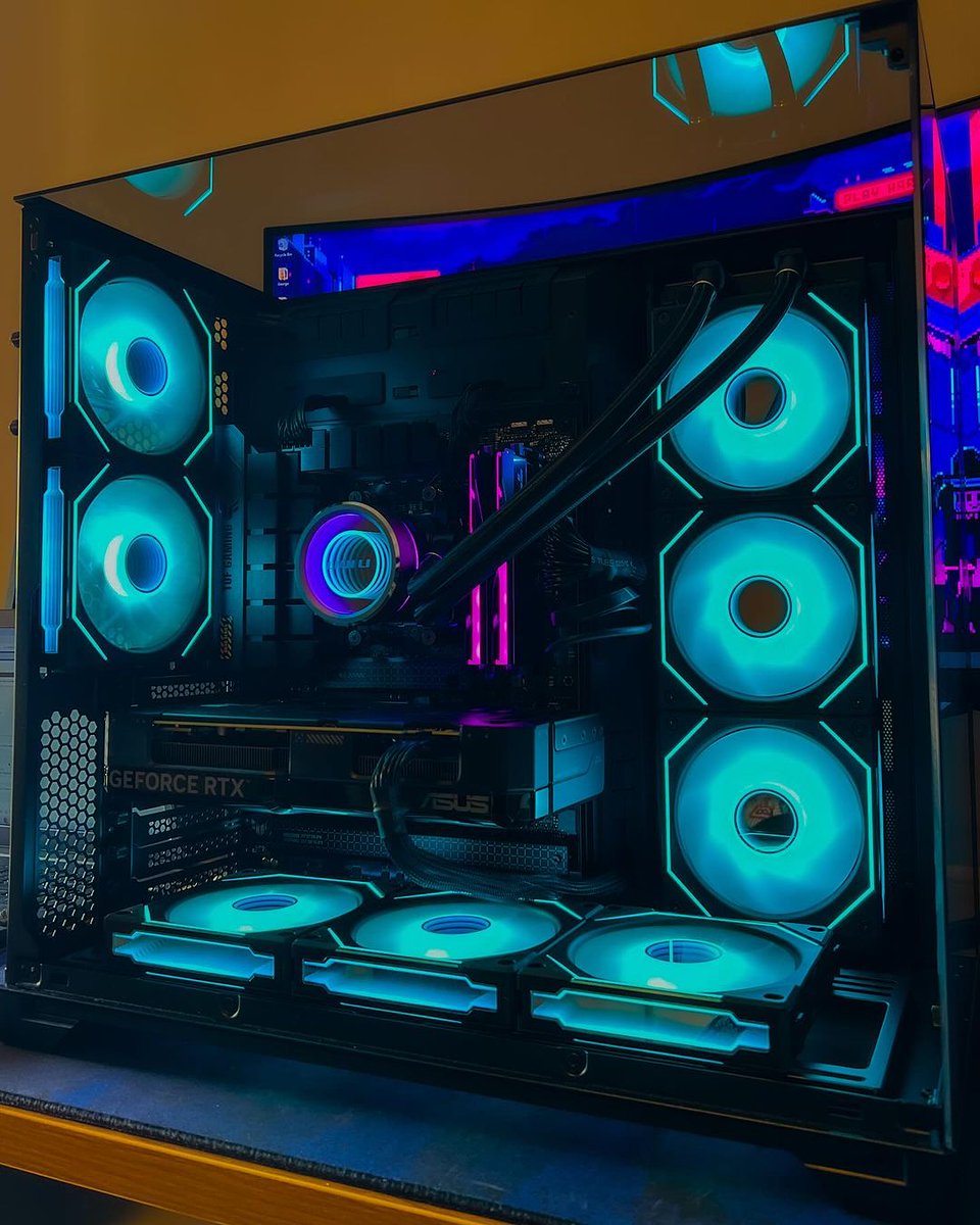 Alright, alright, settle down......
Now let's have a hot debate🧐

Dis Cyan or dis blue?🤔

📸Photo Credit <a href="/LiquifyMods/">LiquifyMods</a>

#LIANLI #O11VISION #SLINF #PC