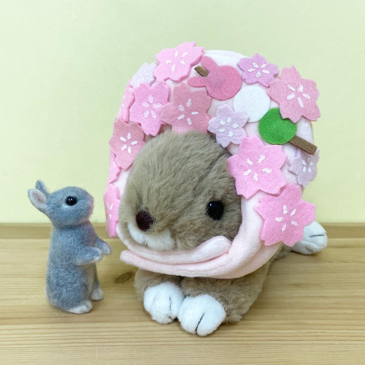Rebekka1020's tweet photo. 仕立屋兎様より追加の作品をいただきました✨
桜🌸とヒヨコ🐤の被り物です。
満開桜の方は、乗せるだけバージョンもございます。
よく見ると、立ち耳とたれ耳のお団子🍡です。

オンラインストアは23日20時を予定しております。

撮影用の被り物もご用意して下さったので、撮影しにいらしてください😊 https://t.co/z9XMN0y2DK