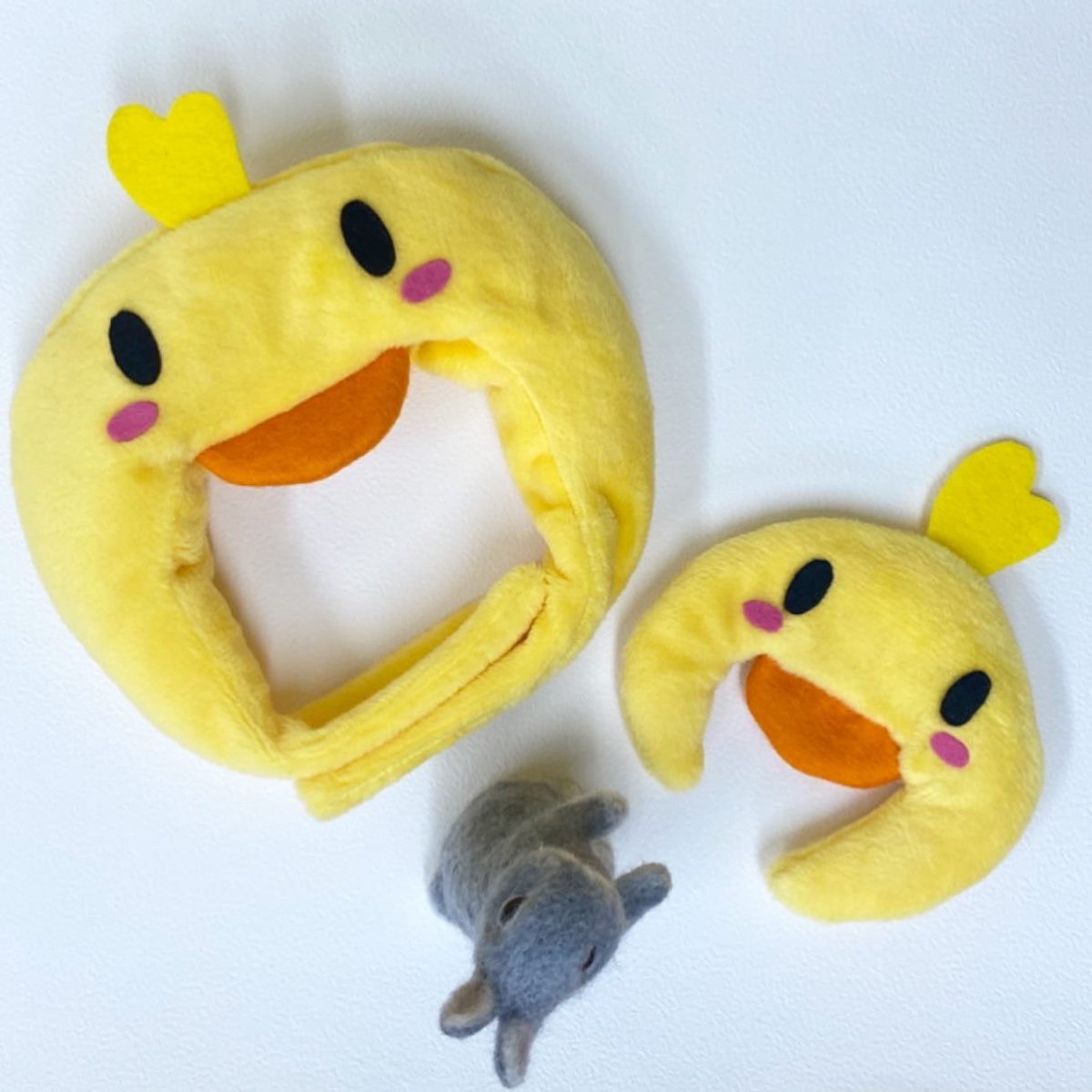 Rebekka1020's tweet photo. 仕立屋兎様より追加の作品をいただきました✨
桜🌸とヒヨコ🐤の被り物です。
満開桜の方は、乗せるだけバージョンもございます。
よく見ると、立ち耳とたれ耳のお団子🍡です。

オンラインストアは23日20時を予定しております。

撮影用の被り物もご用意して下さったので、撮影しにいらしてください😊 https://t.co/z9XMN0y2DK