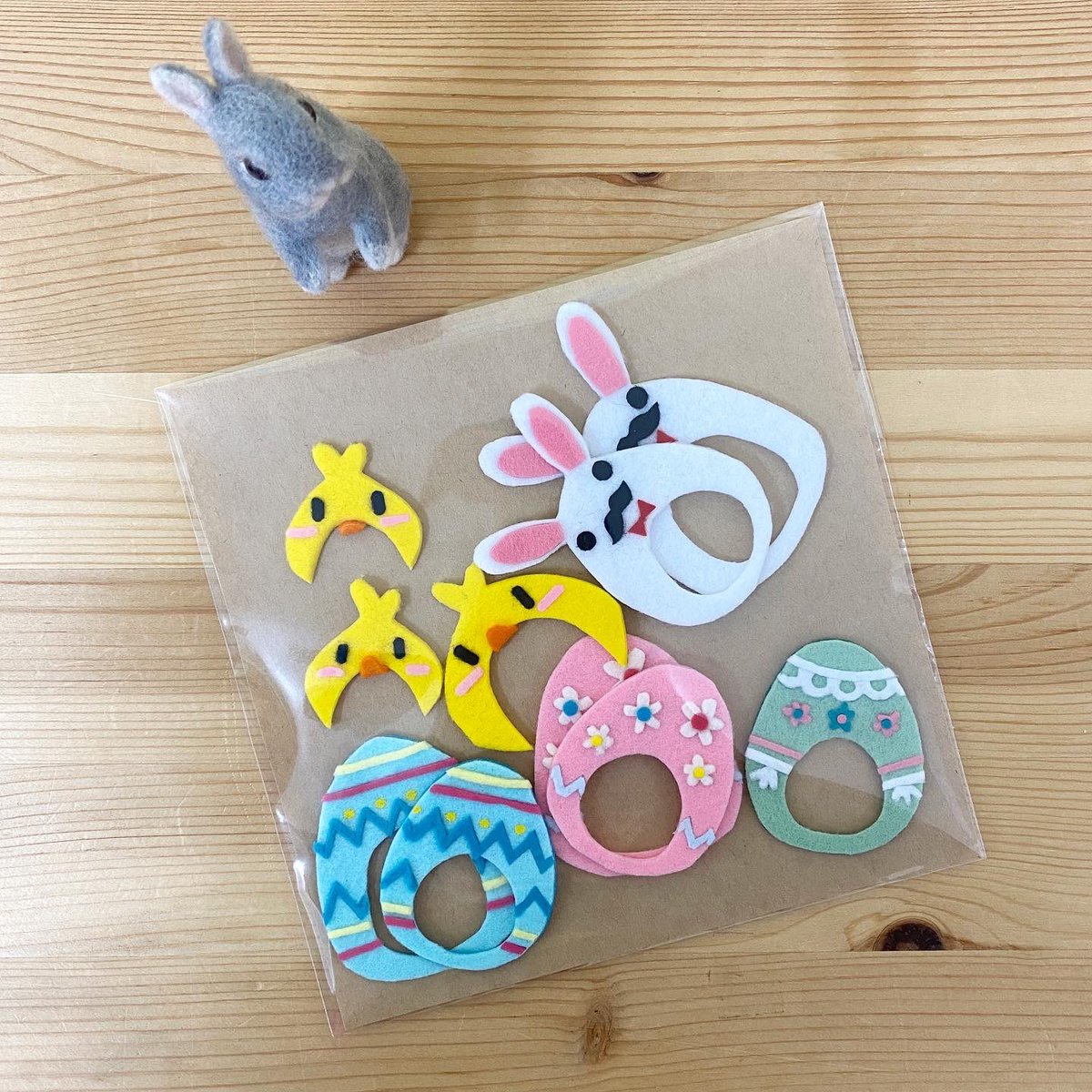 Rebekka1020's tweet photo. 仕立屋兎様より追加の作品をいただきました✨
桜🌸とヒヨコ🐤の被り物です。
満開桜の方は、乗せるだけバージョンもございます。
よく見ると、立ち耳とたれ耳のお団子🍡です。

オンラインストアは23日20時を予定しております。

撮影用の被り物もご用意して下さったので、撮影しにいらしてください😊 https://t.co/z9XMN0y2DK