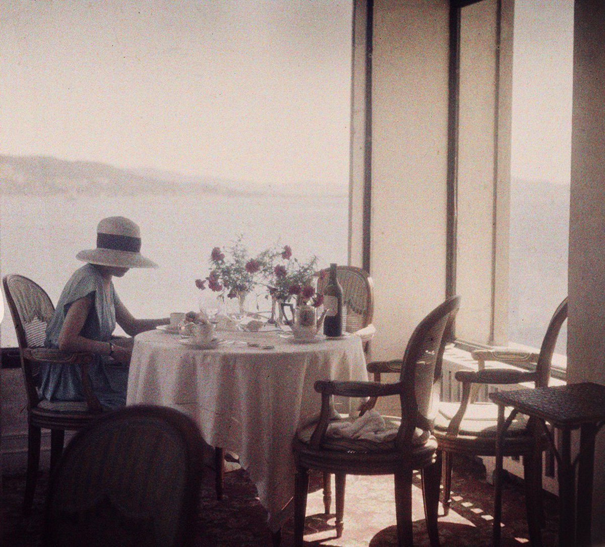 Just over 100 years ago, Jacques Lartigue photographed his partner ‘Bibi’ (Madeleine Messager), quietly reading in a sunlit corner at the Hotel du Cap Eden-Roc, Cap d’Antibes. She lives on reading here forever...