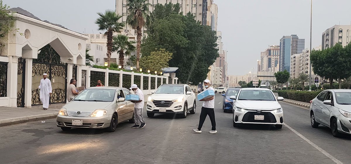 مشاركي عبق التاريخ 8 عمرة وسقيا يشاركون في توزيع وجبات افطار صائم في مكة المكرمة