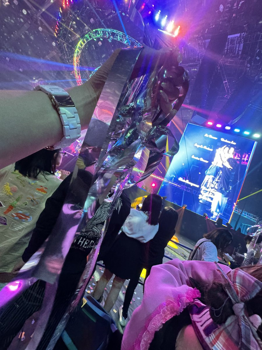 Majorina1030's tweet photo. 一つだけネタバレ🤫
銀テ飛びます🩷
アリーナ席の方、お楽しみに🥰
ちなみに私の席は
デメニギスでした✨

#SEKAINOOWARI 
#深海
#セキスイハイムスーパーアリーナ
#深海ネタバレ https://t.co/82bOALOoU2