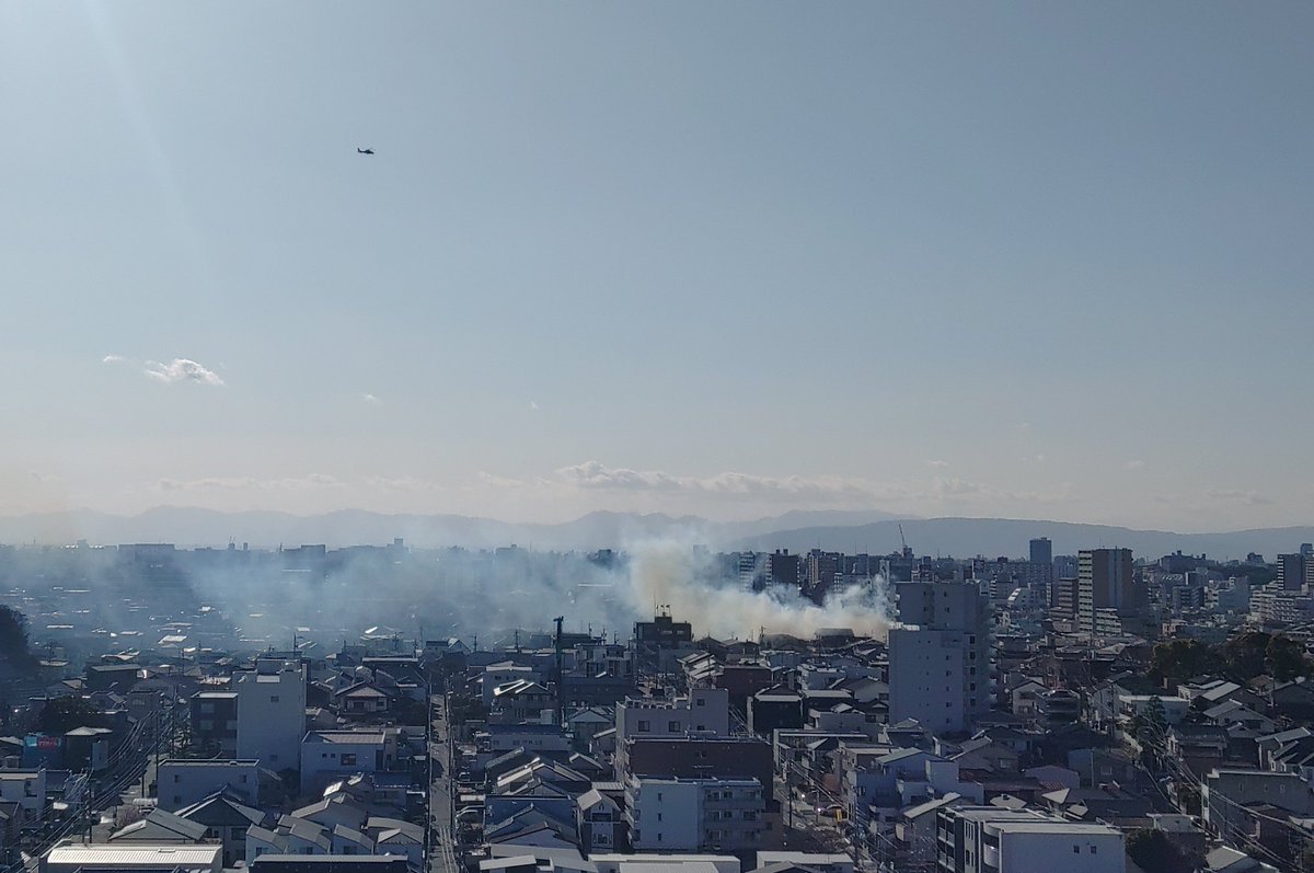 すごい消防車と救急車の音すると思ったら火事起きてた🔥
ヘリも飛んでる🚁