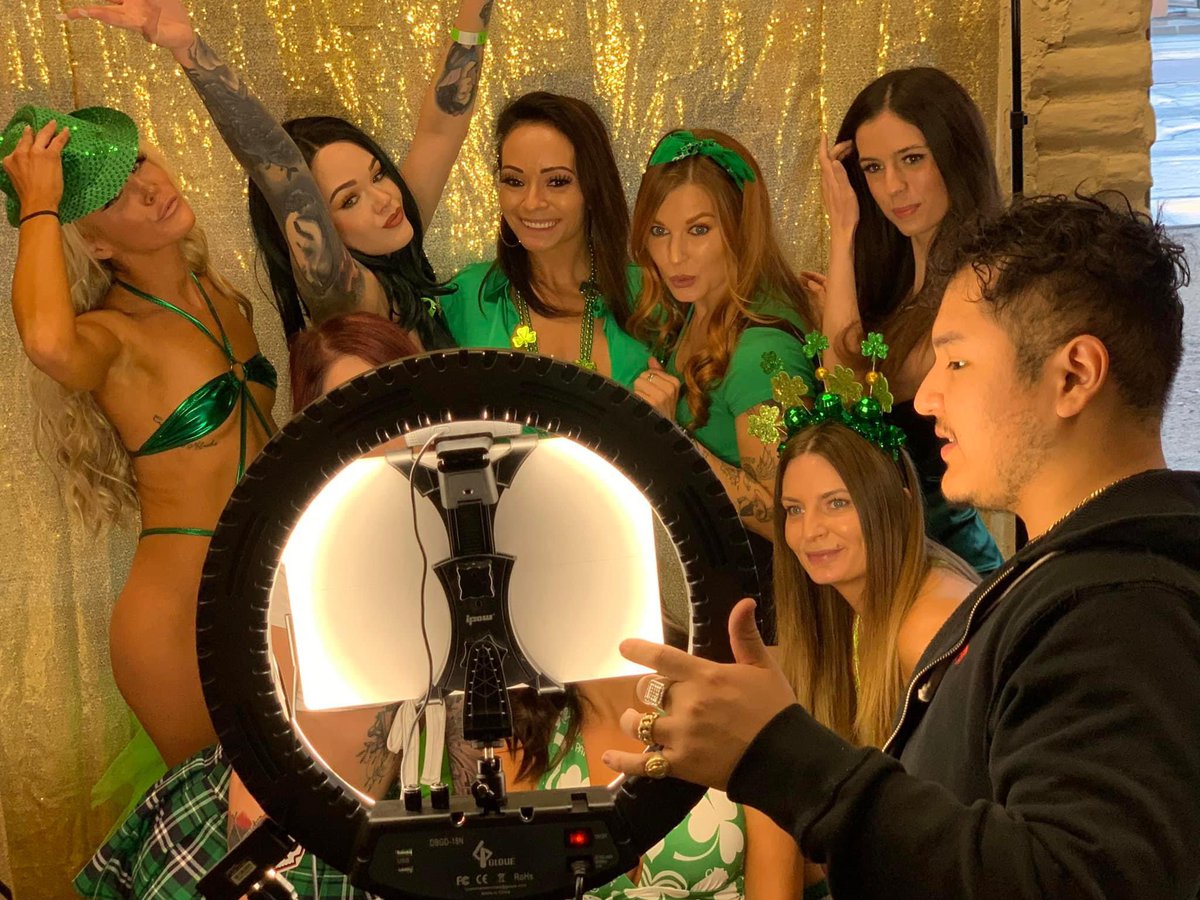 cheyenne_gray95's tweet photo. Happy St Patrickβs Day from @DesertWindHD βοΈ
https://t.co/TsI216Y2dl
#teamgreen #happyStPatrickDay #bikinicompetition #desertwind #bikerbabes #seatcandy https://t.co/g9jU6q7zaX