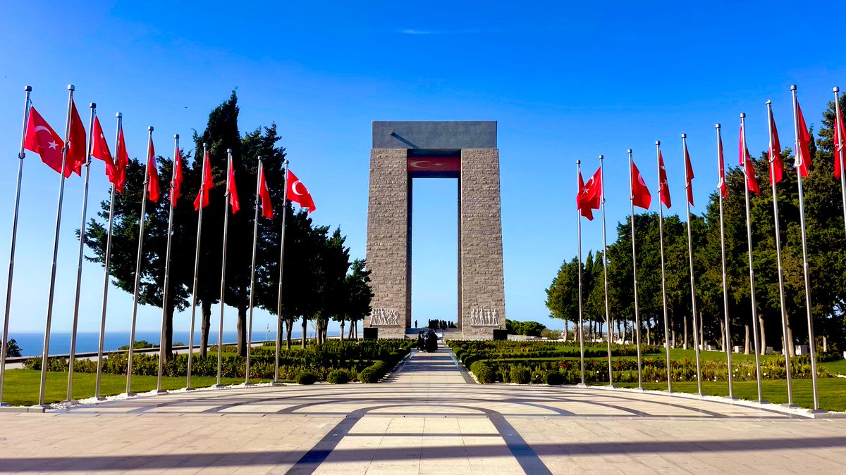 Ey, bu topraklar için toprağa düşmüş asker! 
Gökten ecdâd inerek öpse o pâk alnı değer.
Ne büyüksün ki kanın kurtarıyor Tevhîd'i...
Bedr'in arslanları ancak, bu kadar şanlı idi.
Sana dar gelmeyecek makberi kimler kazsın?
"Gömelim gel seni târîhe" desem, sığmazsın.