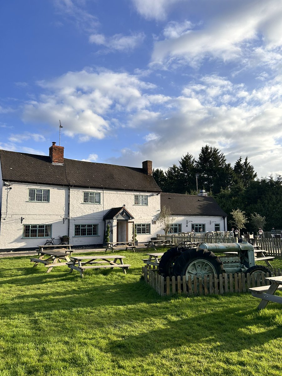 Round up your flock this Easter for a hearty feast of succulent roasts and countryside charm! 🌼🍽️ Come on down and let us rustle up a Sunday to remember! 🐣🌿 Book now durhamoxshrewley.co.uk #Easter #SundayRoasts #warwickshire #LocalPub #Shrewley