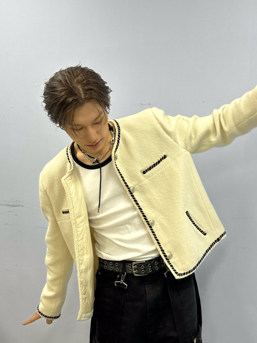 yedamrexin's tweet photo. this outfit and look will go down in the yedam history book 🫠🤍 #방예담 #BANGYEDAM https://t.co/G2hrdOefhy