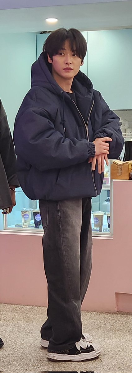 n13ds13n's tweet photo. 스키주 카페 털고 음료만 가능하대서 민트초코'럿'떼 먹고있었는데 갑자기 사람들이 우르르들어옴
단체로 온 사람들인가보다 했는데 우르르 폰들고 누군가를 찍길래 봤는데 리노잖아요..? 엉???실물 똑같이 생겼어요 잘생김!🥰 랜덤 뱃지 산거 깠는데 리빗나왔길래 자랑했더니 리노가 리빗스티커 줌☺️ https://t.co/jyz43YwQeo