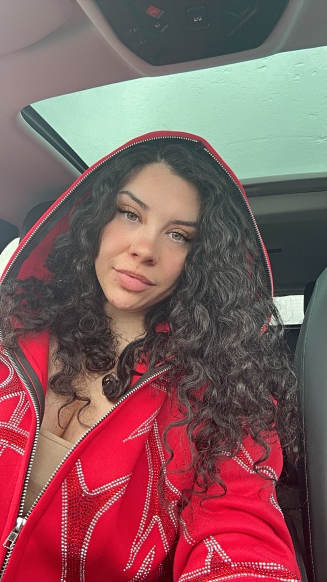 Queen_AceOne_'s tweet image. Le petit chaperon rouge ❣️ vous souhaite un bon début de semaine et plein de courage ! #Geekette