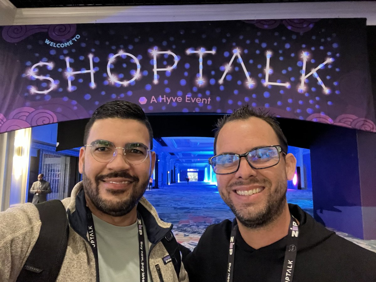 En el dia 1 de @shoptalk, escuchamos perspectivas sobre el futuro del comercio, tanto retail y ecommerce. En #EcommerceConShopify, analizamos lo que aprendimos de ejecutivos de grandes marcas como: @PacSun , @Crocs, @Forever21, @tacobell, @amazon, @Macys y otros. Escuchanos👇🏽