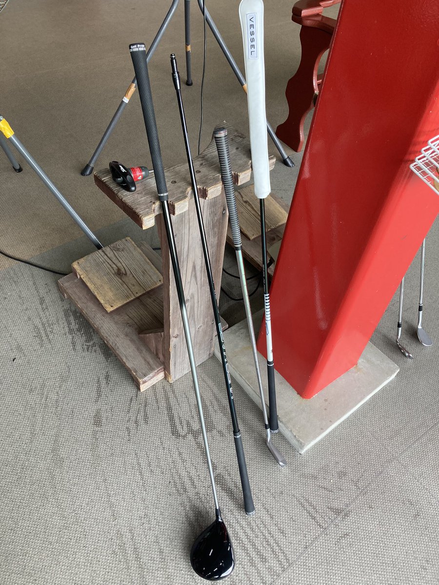 konzzan_18's tweet photo. ドライバーのシャフトをどれにしよーかな?飛距離は平均でトータル240y。振りやすさ、打感はほぼ同じ。あとはミスした時の収まり具合かなー。。3本とも純正だけどねw #沖縄 #おひとりさま #ゴルフ #ドライバー #シャフト #タイトリスト #Titlist #純正 #レンジ #打ちっ放し https://t.co/vMHqcZ2M6y