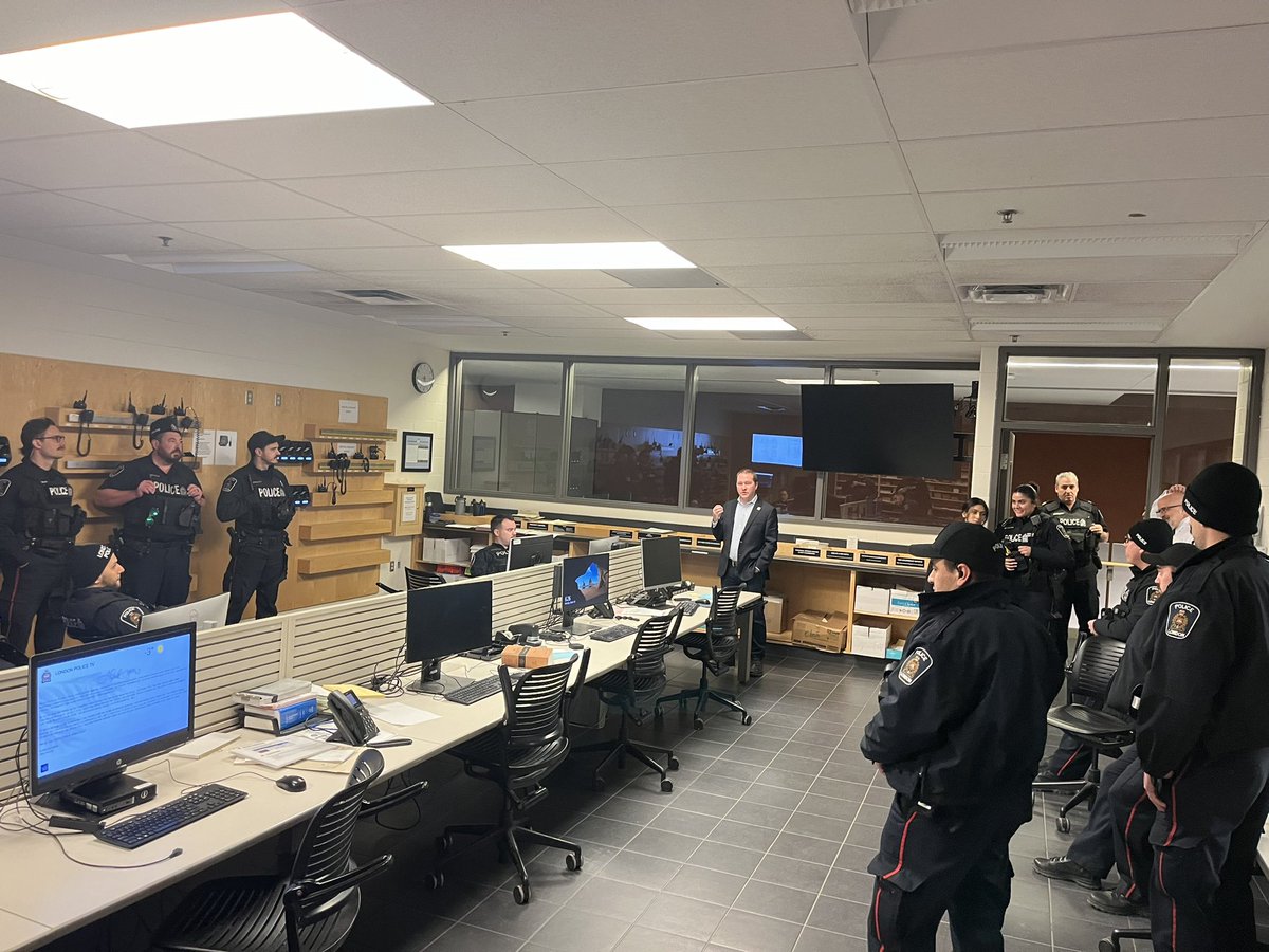 Thank you to @MayorMorgan for coming to see the @LdnPoliceAssoc members who work the front line at @lpsmediaoffice bright and early this morning. It was greatly appreciated. @mikehay1212 @paulbastien_lps @nrs82 #ldnont