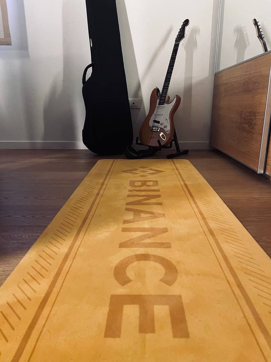 Finding balance like a pro! From cryptocurrency to yoga and music, we've got our passions covered. How do you use your #Binance yoga mat? Share your creativity with us! 📸 @__AleLu__