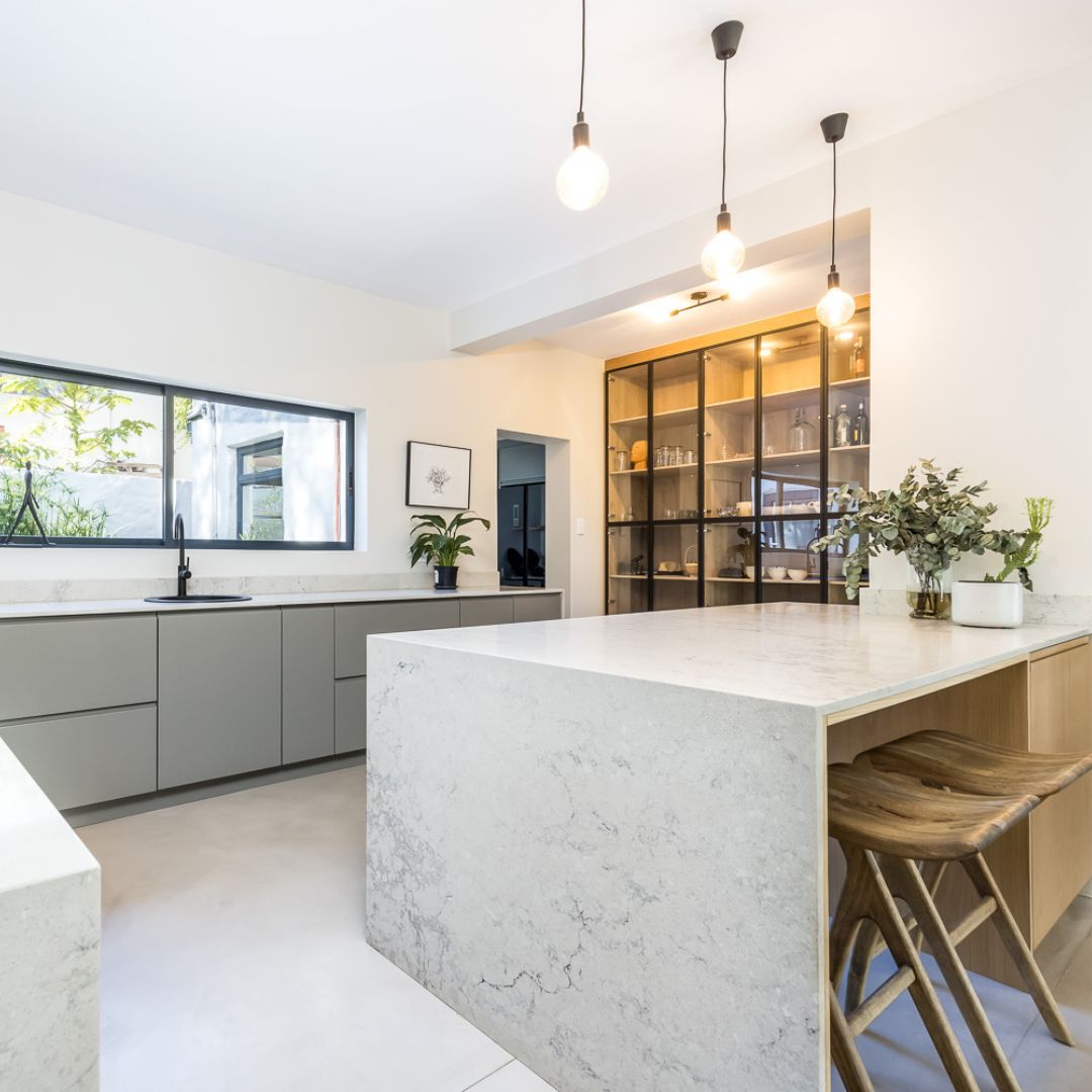 InterslabZA's tweet image. #Classickitchens are more than just a #trend – they're an investment in your home's aesthetics. These spaces are not bound by fleeting patterns; instead, they exude a timeless appeal with #Caesarstone #Montblanc: bit.ly/5043Montblanc #kitchendesign #interiordesign #kitchens