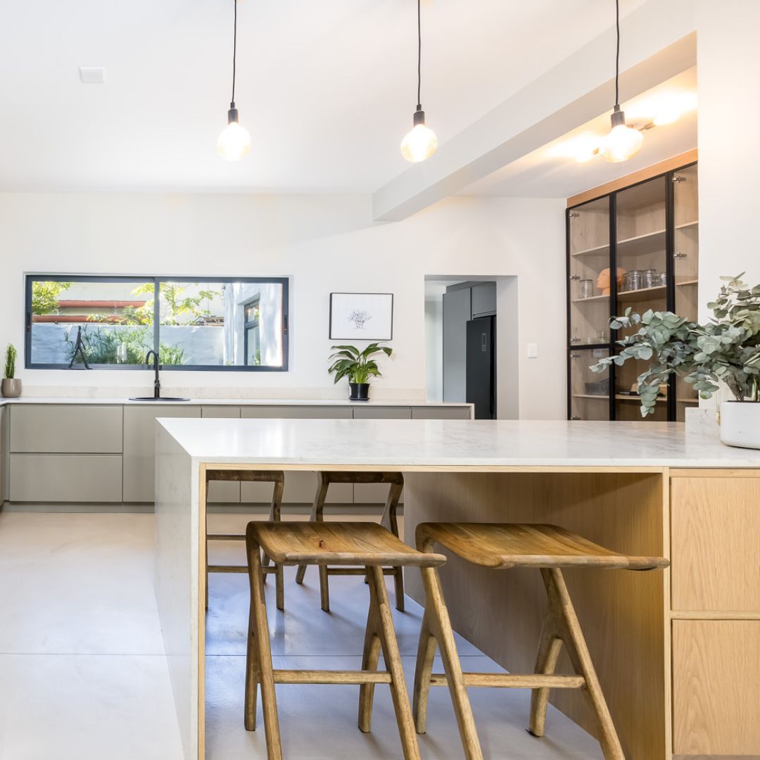 InterslabZA's tweet image. #Classickitchens are more than just a #trend – they're an investment in your home's aesthetics. These spaces are not bound by fleeting patterns; instead, they exude a timeless appeal with #Caesarstone #Montblanc: bit.ly/5043Montblanc #kitchendesign #interiordesign #kitchens