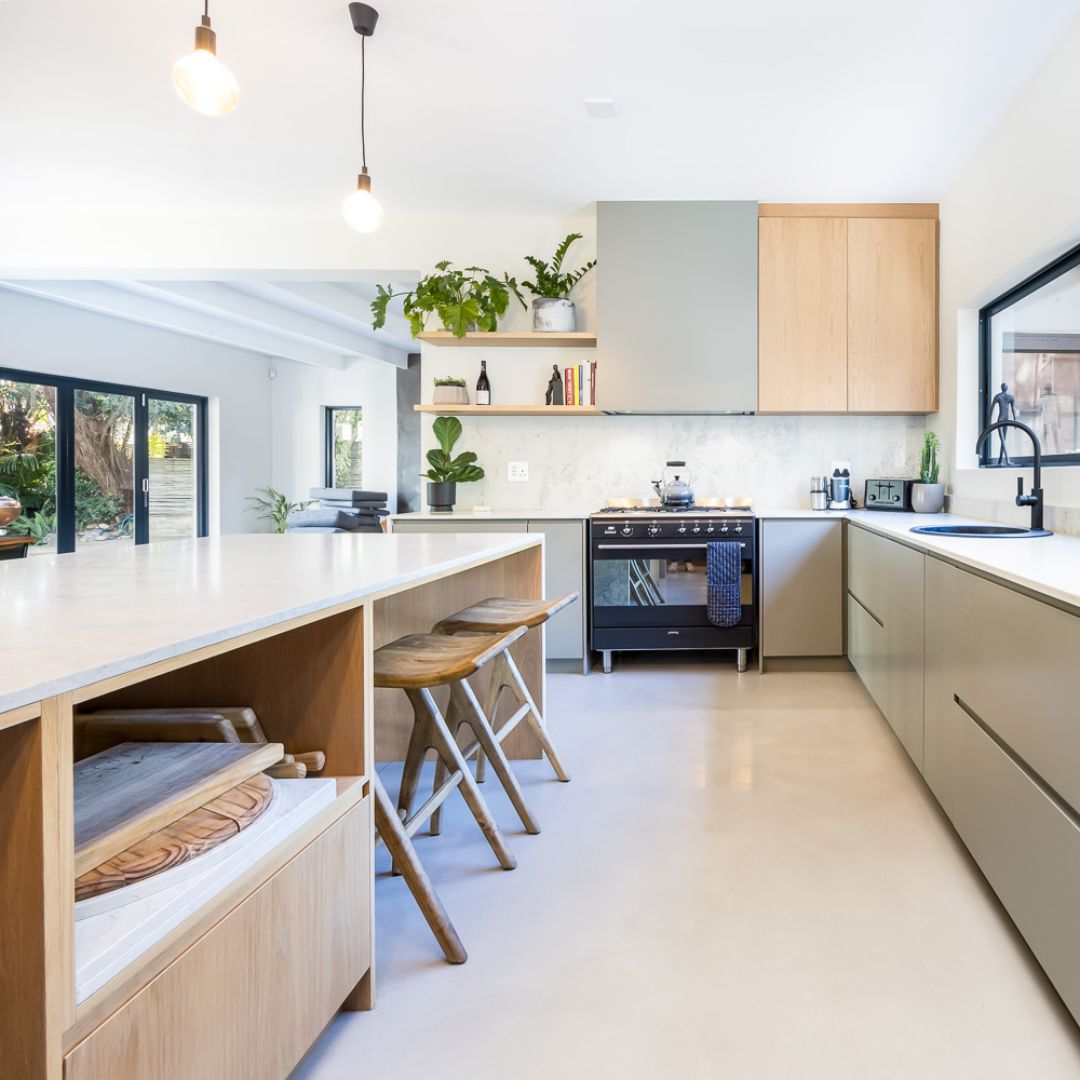 InterslabZA's tweet image. #Classickitchens are more than just a #trend – they're an investment in your home's aesthetics. These spaces are not bound by fleeting patterns; instead, they exude a timeless appeal with #Caesarstone #Montblanc: bit.ly/5043Montblanc #kitchendesign #interiordesign #kitchens