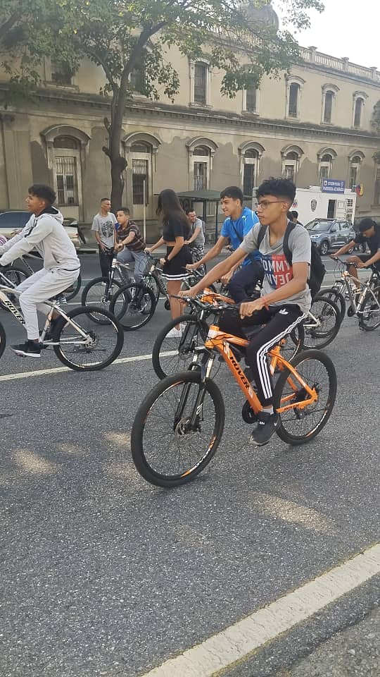 Imdere_ccs's tweet photo. Cómo parte de las actividades recreativas, físicas y deportivas, impulsadas por el Instituto Municipal de Deporte y Recreación (IMDERE) se realizó la jornada número 490 del Caracas Rueda Libre al final de la avenida Baralt.

@gestionperfecta

#MáximaFelicidadSocial #18Mar https://t.co/8L23Yyu4Az