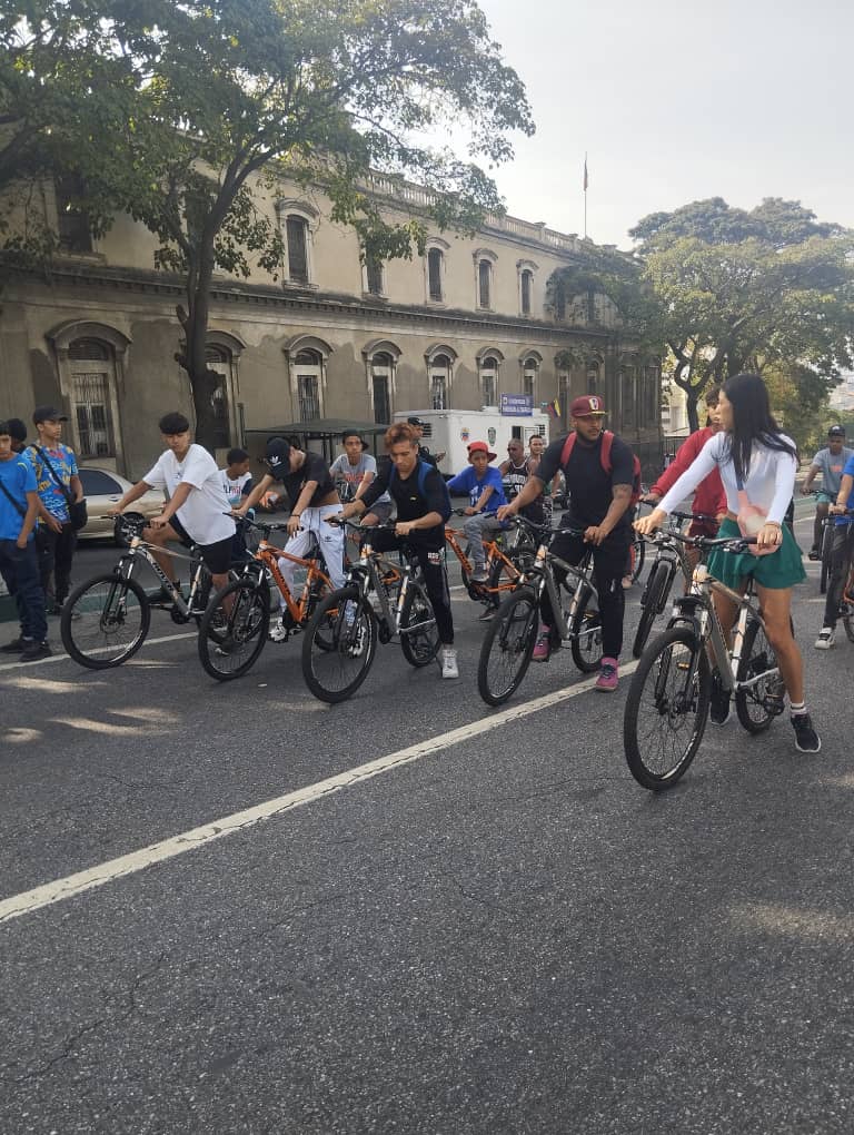 Imdere_ccs's tweet photo. Cómo parte de las actividades recreativas, físicas y deportivas, impulsadas por el Instituto Municipal de Deporte y Recreación (IMDERE) se realizó la jornada número 490 del Caracas Rueda Libre al final de la avenida Baralt.

@gestionperfecta

#MáximaFelicidadSocial #18Mar https://t.co/8L23Yyu4Az