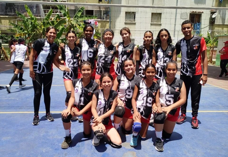 Imdere_ccs's tweet photo. La parroquia el Valle se contagió con la energía de niñas y jóvenes, quienes dieron todo en la cancha para luchar por el triunfo de sus equipos.

@gestionperfecta

#MáximaFelicidadSocial #18Mar https://t.co/ZDPPtGFLoL