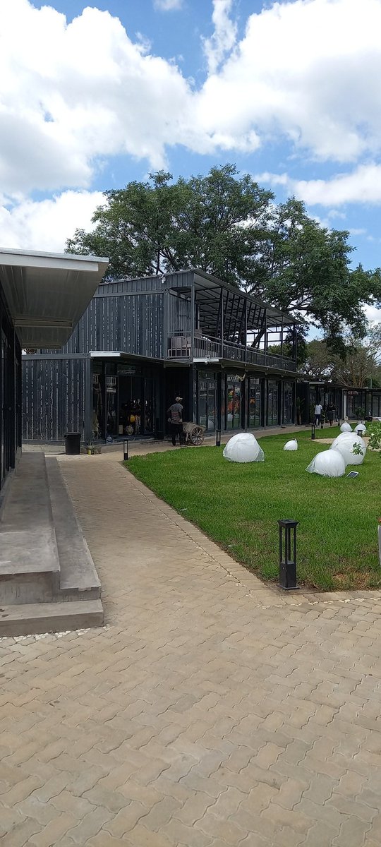 MunyaBloggo's tweet photo. Cosmopolitan.

A new space along Churchill is looking beautiful with the repurposed shipping containers as shops. 

It's been open for 3 weeks now. Very cool addition to @cohsunshinecity 
@OfficialGriott
#Harare2Go https://t.co/afmucUPBGD