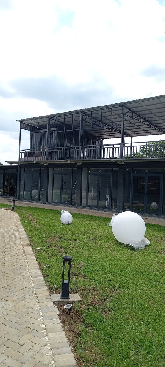 MunyaBloggo's tweet photo. Cosmopolitan.

A new space along Churchill is looking beautiful with the repurposed shipping containers as shops. 

It's been open for 3 weeks now. Very cool addition to @cohsunshinecity 
@OfficialGriott
#Harare2Go https://t.co/afmucUPBGD