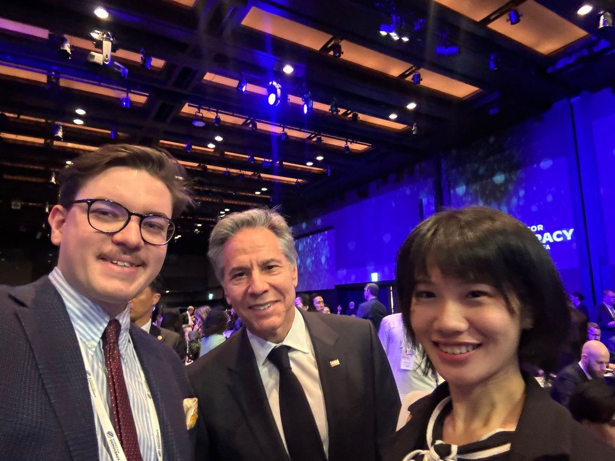 CommunityofDem's tweet photo. Secretary @ABlinken with #CoDYouthLeads at the #SummitForDemocracy https://t.co/Sm7hTMLBPl