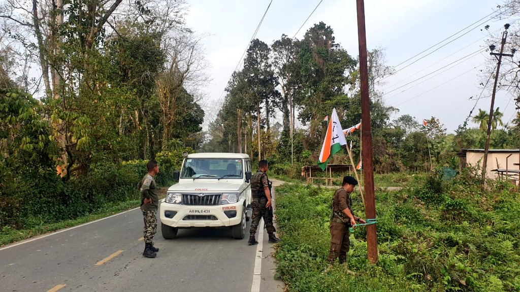 ADCDeomali's tweet photo. In lieu of announcement of MCC, removal of posters, flags, etc on the public property is being carried out by FST(Flying Squad Teams) to prevent Defacement of Property. https://t.co/dto5Gp2yLV