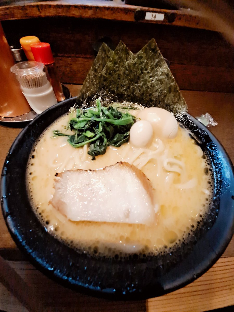 EriRamen's tweet photo. 足がやたらむくんでる～！絶対昨日のラーメンのせいだ(笑)
でもおいしいからやめれない😂
どうしても家系の気分だった🍜🍥

#大井町
#濱虎家 https://t.co/IeTzy2YrTD