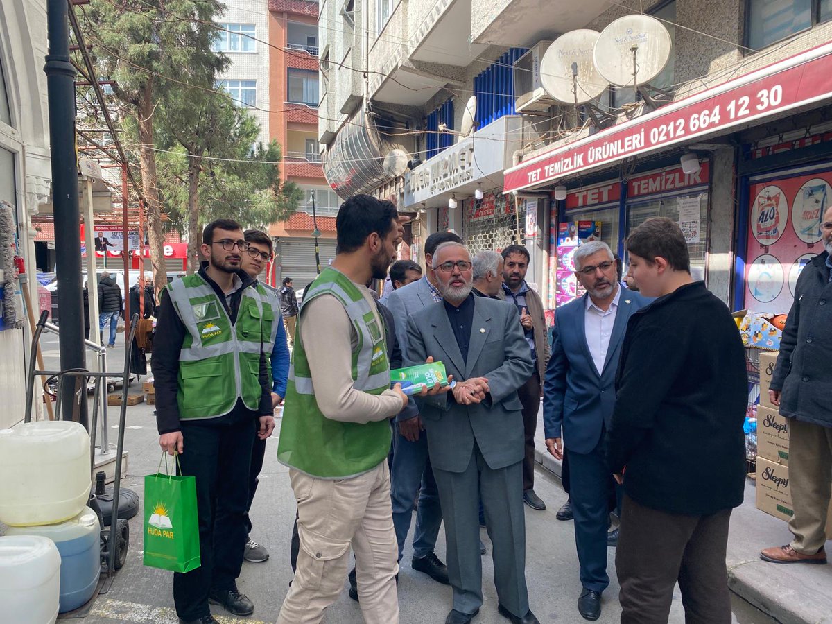 naifdamar's tweet photo. Gençlik kollarımız dur durak demeden yorulmadan gayret göstermeye devam ediyor. 58. Bulvarda açtıkları standı ziyaret ettik ve halkımız ile bir araya geldik https://t.co/dK2824nFMA