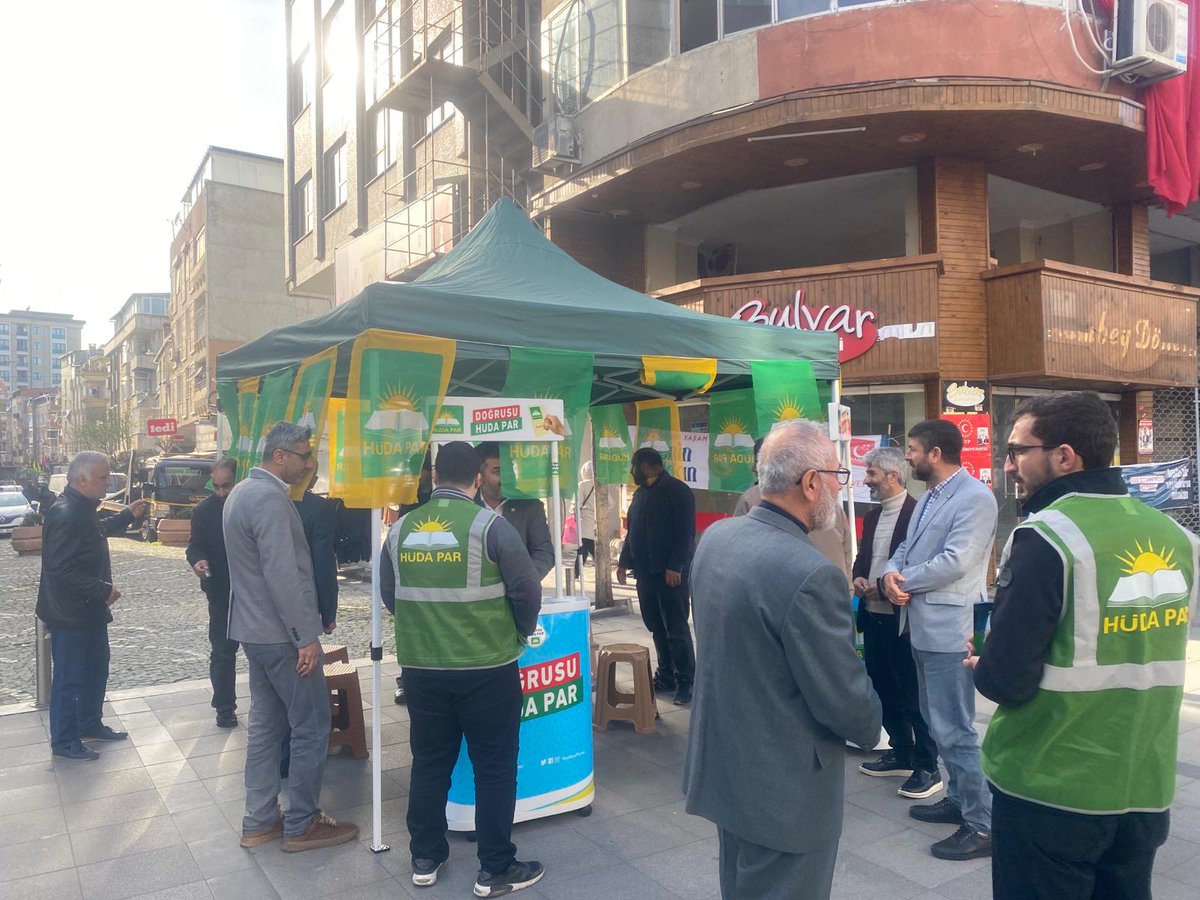 naifdamar's tweet photo. Gençlik kollarımız dur durak demeden yorulmadan gayret göstermeye devam ediyor. 58. Bulvarda açtıkları standı ziyaret ettik ve halkımız ile bir araya geldik https://t.co/dK2824nFMA
