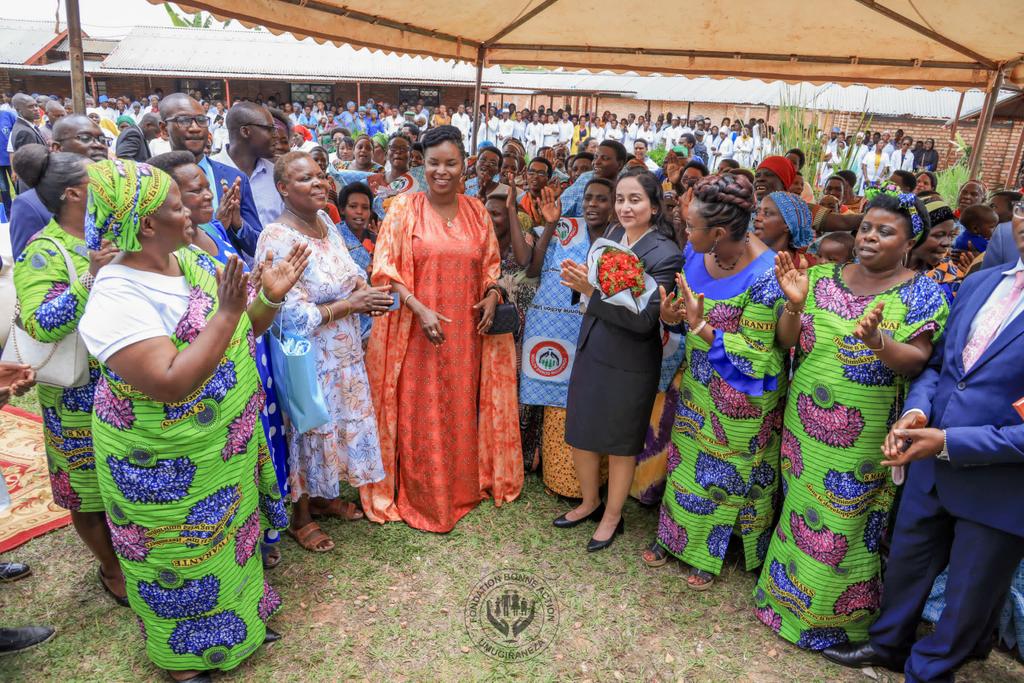 La Première Dame S.E Angeline Ndayishimiye s'est rendue, ce lundi 18 mars 2024, au centre Urumuri à Gitega pour constater l'état des lieux de la campagne de réparation des fistules obstétricales qui se déroule du 10 au 21 mars 2024.