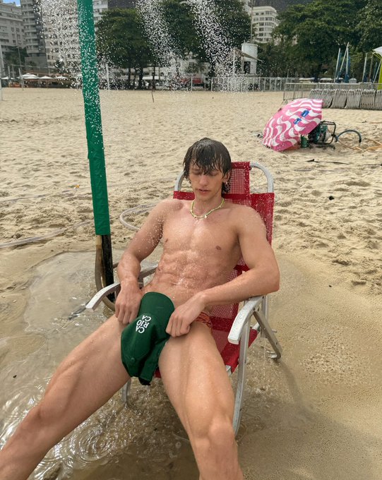 too hot to handle 🚿 https://t.co/NdLvVVDceq
