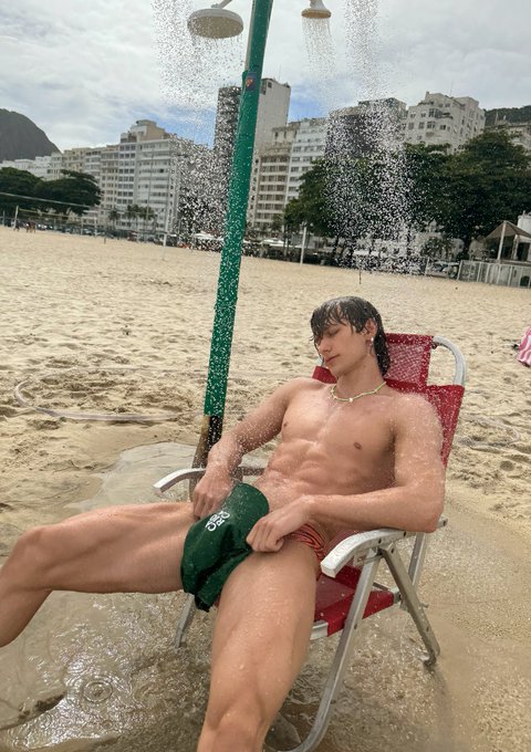 too hot to handle 🚿 https://t.co/NdLvVVDceq