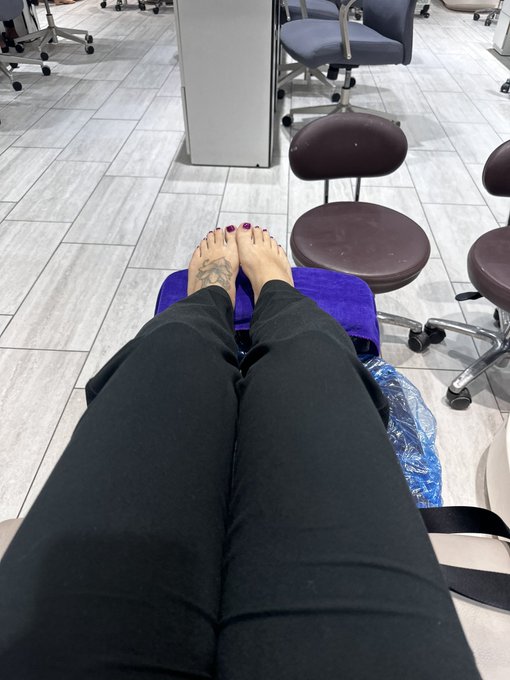 Can you guess what color I chose??  #cutetoes https://t.co/UEEO96szvj<a href="/tag/cutetoes"class="tags">#cutetoes</a>