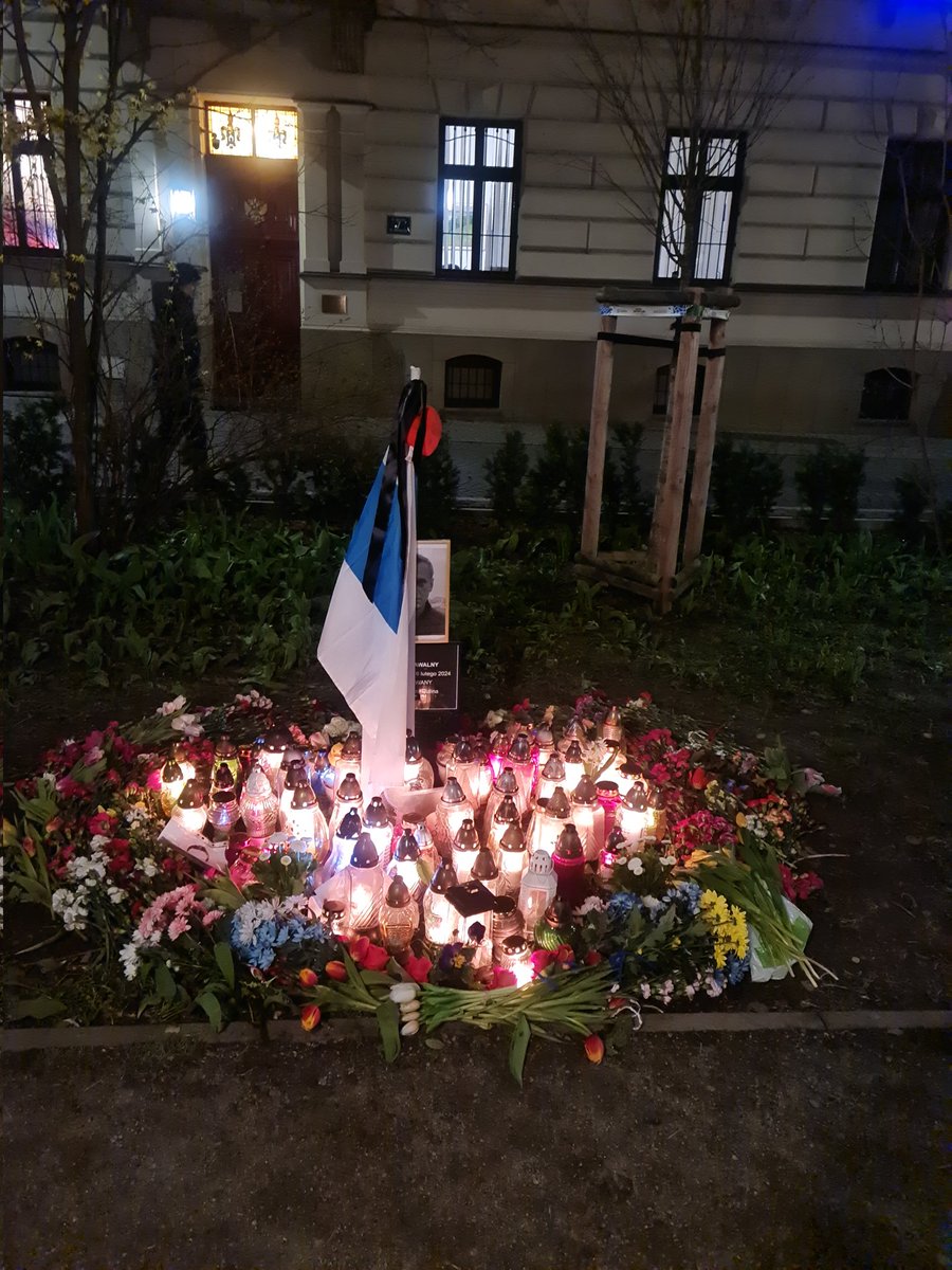 CathrineRost's tweet photo. @yulia_navalnaya Краков 🤍💙🤍

Пришедшие на #ПолденьПротивПутина стояли в очереди до шести вечера.

54% отдали свой голос за Даванкова и 26% поставили больше одной галочки/крестика/буквы "Н". https://t.co/NIdPsNQ7Q2