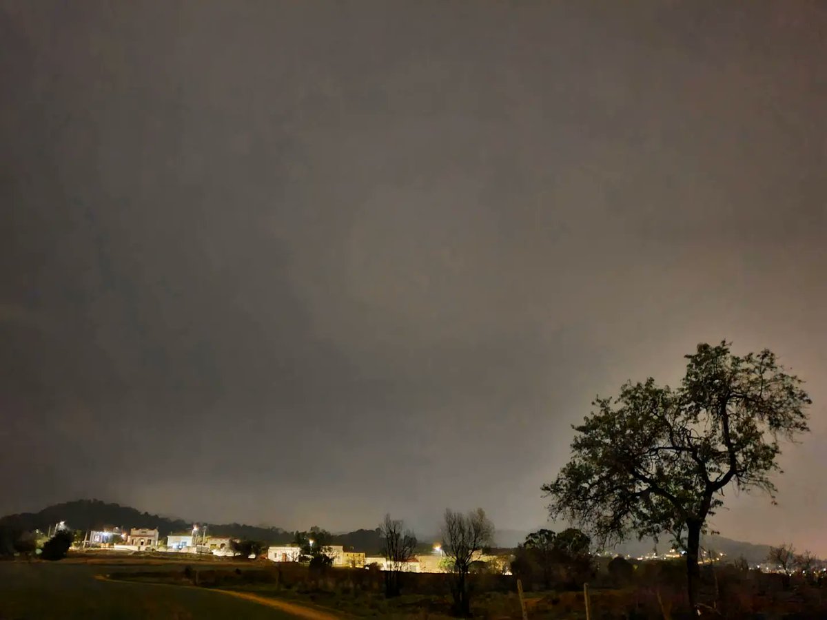 #neblina #nocturna anoche en #santboi 

#santboidellobregat 
#baixllobregat
#meteofoto
#fotometeo
#cielos #cielo 
#noche #fotografíanocturna #cielonocturno #nocturna  #meteorologia #nubes  
#largaexposicion  
#observadormeteorologico