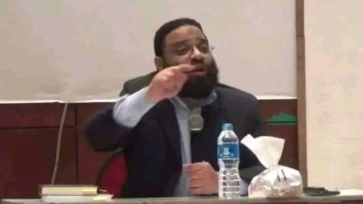 الناس اللـي بتـؤمن بالأبـراج المفـروض يتحاگـموا بتُـهمتين 
(الگُـفر والعـبط).
م. أيمن عبدالرحيم ❤️
