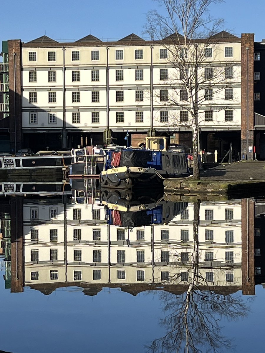 Many thanks to Yvonne Snyman, a visitor to Victoria Quays at the weekend, for these perfect pictures of Ethel in the sunshine. #LifesBetterByWater #sheffieldissuper #therainstopped