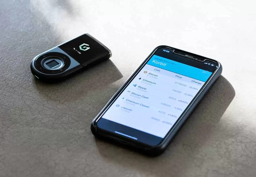 bitcointch's tweet photo. 💰D’CENT Biometric Wallet - portofel electronic pentru criptomonede. 
!! Are un grad ridicat de securitate, autentificarea făcându-se cu amprenta biometrică. 
➡️ https://t.co/grjNjzIlUf
#bitcointech #wallets #hardwarewallet https://t.co/3vMtVTMWu5