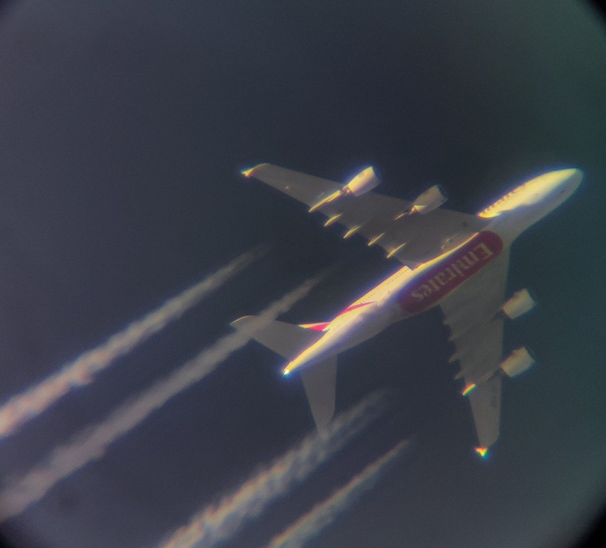 _silerok_'s tweet image. Ένα πανέμορφο SuperJumbo στα 39.000 πόδια με προορισμό το Dubai. 
#emirates #a380 #planespotting