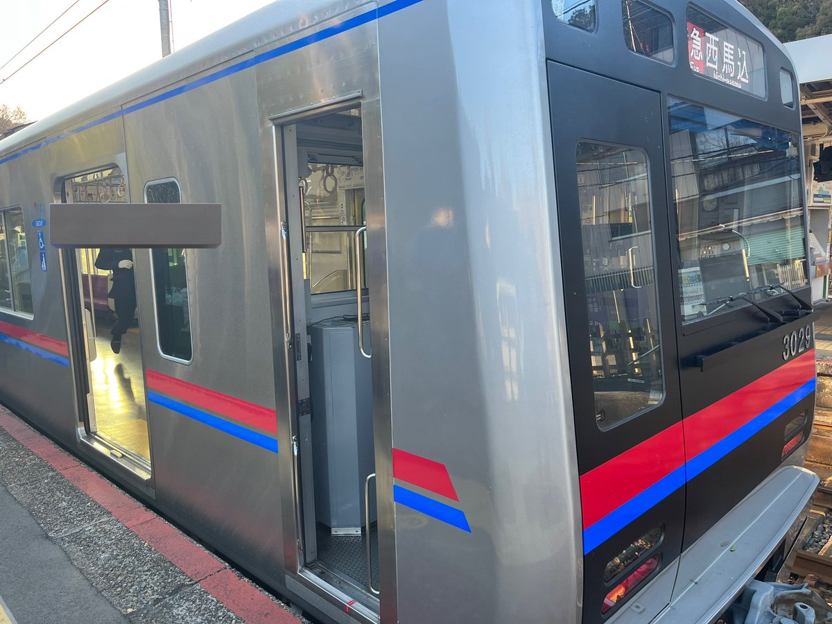 pocorail's tweet photo. 京成乗っていたら

快速 西馬込行き ドア不具合により 大佐倉で運転打ち切り https://t.co/boVdiefVu6
