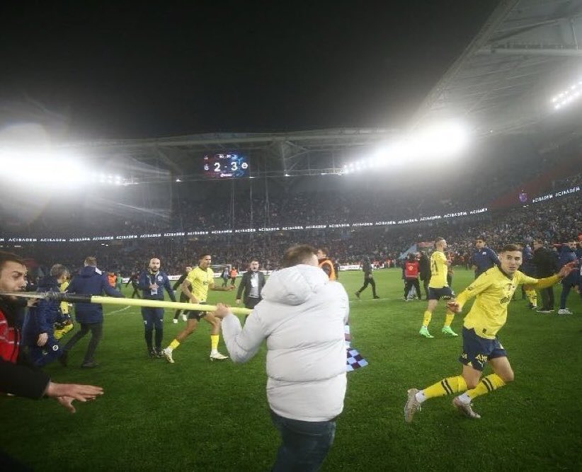 Fenerbahçe 'kutlama yaptı tahrik ettiler' diyenlerle, Sivas'ta 'Aziz Nesin tahrik etti, o yüzden 33 kişiyi yaktık ' diyenler, aynı kumaştan, aynı tezgahtan, aynı haysiyet yoksunlugundan geliyor. En ufak farkları yok.