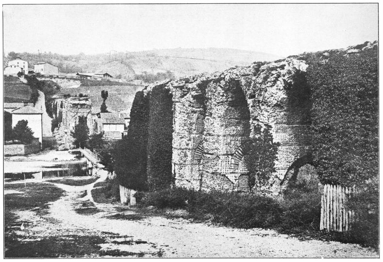 Sous l’empereur Hadrien l’aqueduc du #Gier auquel appartient le pont-siphon de Beaunant est construit. Il puise son eau au bord du Gier à proximité du village d'Izieux. Son tracé est le plus long de tous les aqueducs qui alimentent l’antique ville de #Lyon vu.fr/WUlG