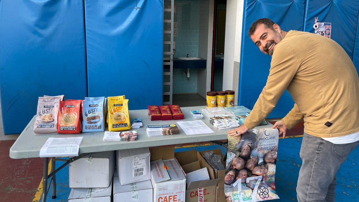 ✅Seguimos sensibilizando a la población más joven sobre hábitos de #consumoresponsable y para ello, hemos realizado un mercadillo de #comerciojusto en @ClaretBenimacle para promover un mundo más justo y solidario. ¡Gracias a todos/as! #PROCLADE