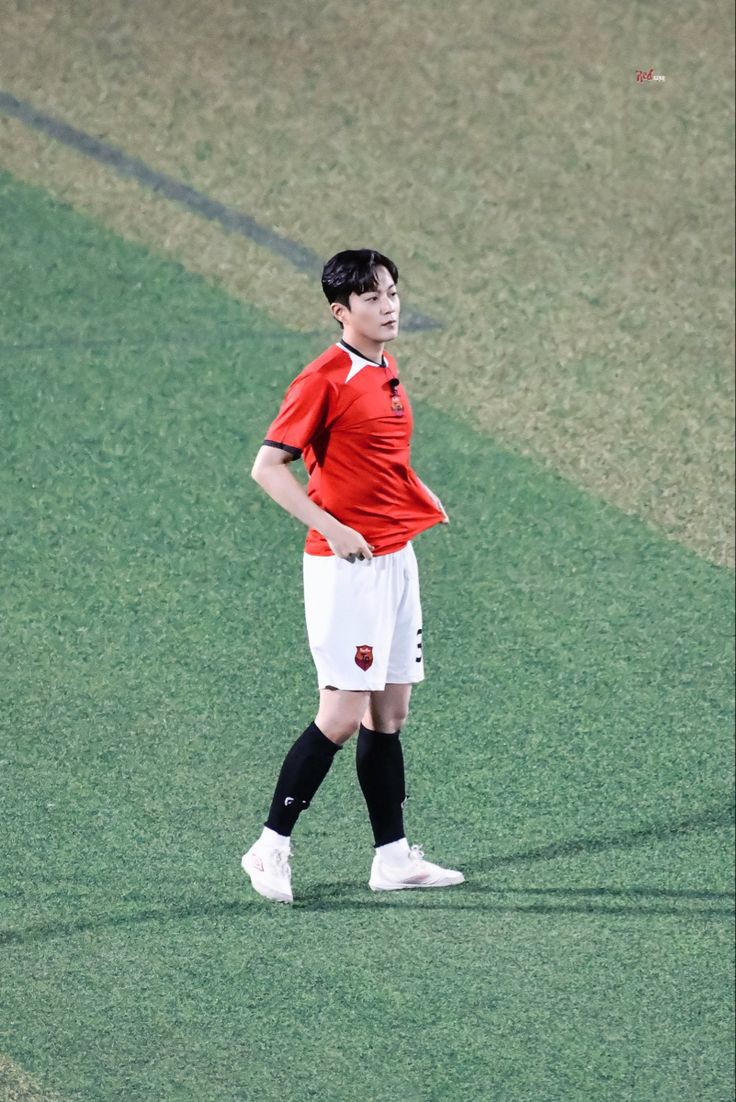 Jiwukard96's tweet photo. @sejoq ayo beb nemenin pacar kita main bola https://t.co/kZJ4g7P2qH