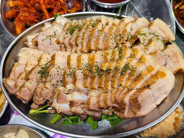 seoulnavii's tweet photo. 🍱 韓国の豚足好きなら、ノニョン洞 #ワンミチョクパル で豊富なパンチャンとソースで一緒に楽しもう！行者ニンニク、玉ねぎソース、ネギキムチなど充実のラインナップ！詳細はこちら➡️ https://t.co/84ejSq6I0Z 
#韓国料理 #ソウルグルメ #食べ歩き #おいしい #レストラン https://t.co/8s50PrvUKO