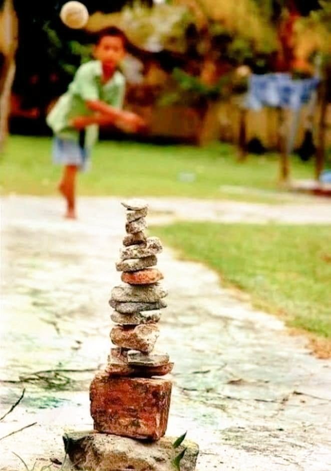 आपके यहाँ इस खेल को किस नाम से जानते हैं ..?

किस किसने खेला है बताइए जरूर.....