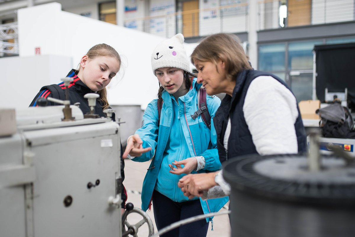 Jetzt für den Girls' Day am 25. April auf dem Campus der TU Ilmenau bewerben und einen von 4 spannenden Workshops besuchen! ▶️ girls-day.de #Medizintechnik #AugmentedReality #Robotik #KI #Mikroelektronik #Mechatronik @Fraunhofer_IDMT 📷 TU Ilmenau/Dino Junski